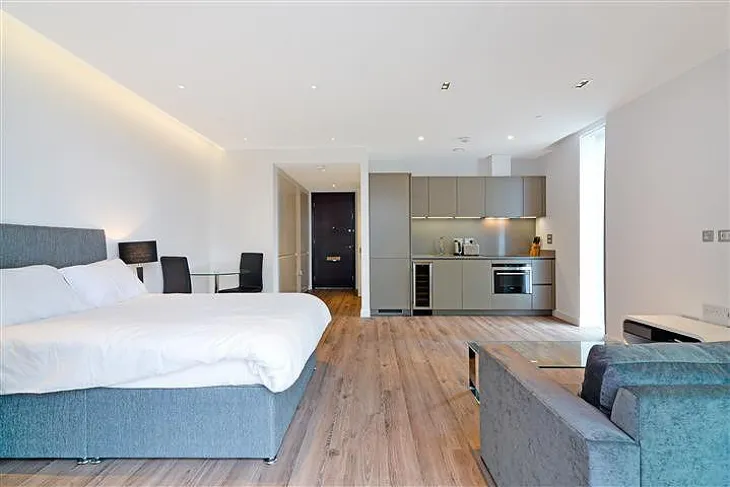 Flat Leman Street in Greater London