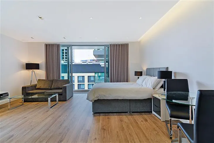 Flat Leman Street in Greater London