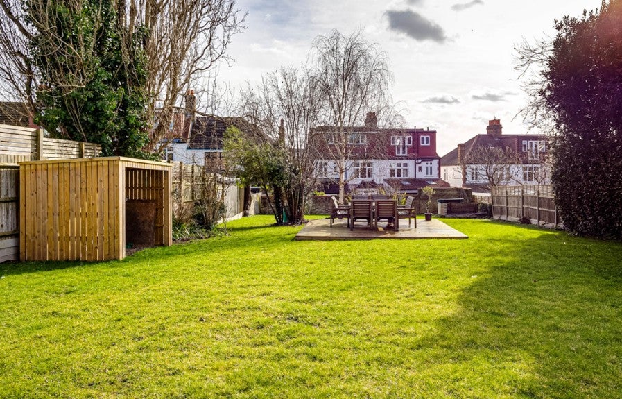 Flat Melrose Road in Greater London