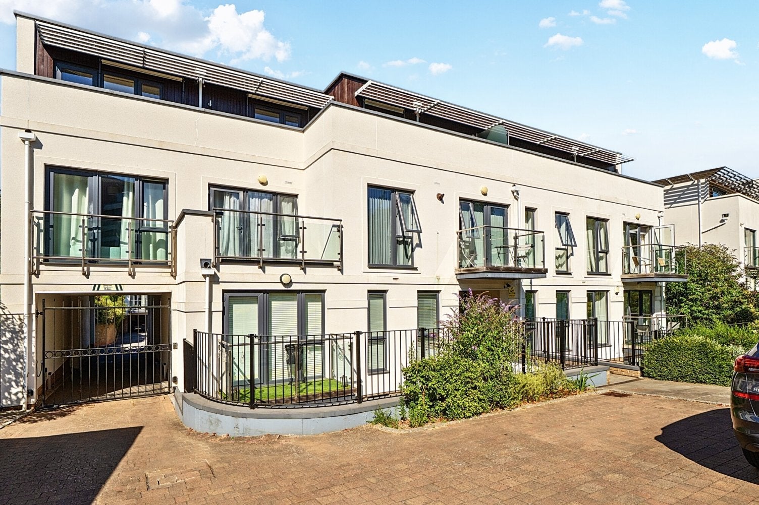 Flat Albemarle Road in Greater London