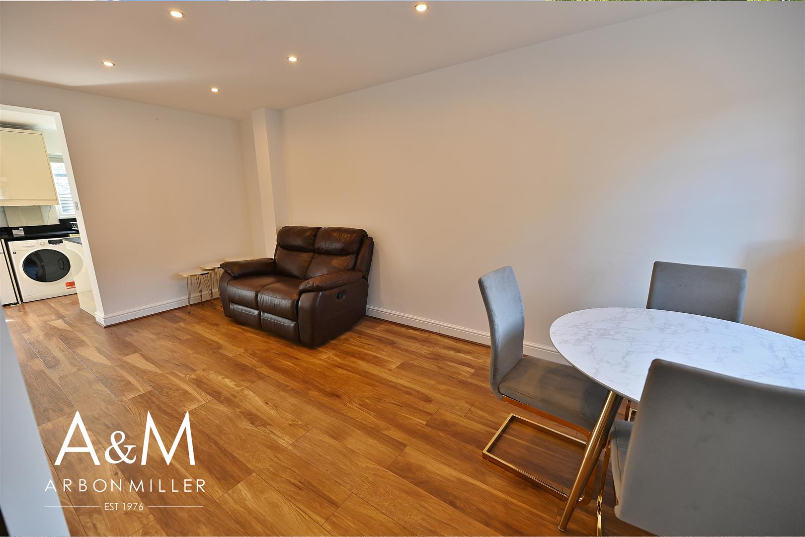 Room Sapphire Close in London