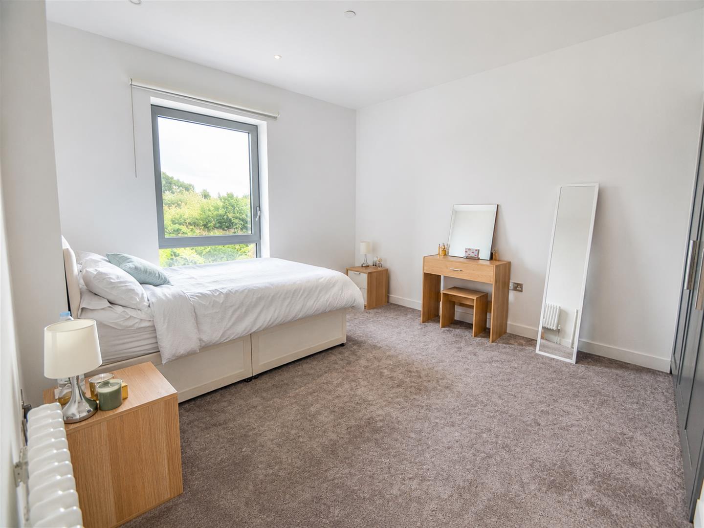 Flat Botanic Square in Greater London
