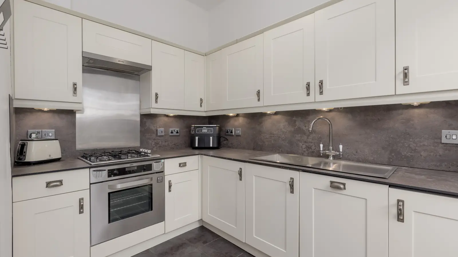 Flat Bell Place in City of Edinburgh