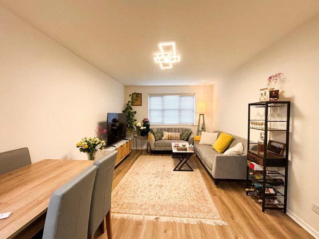 Flat Woodvale Way in Greater London