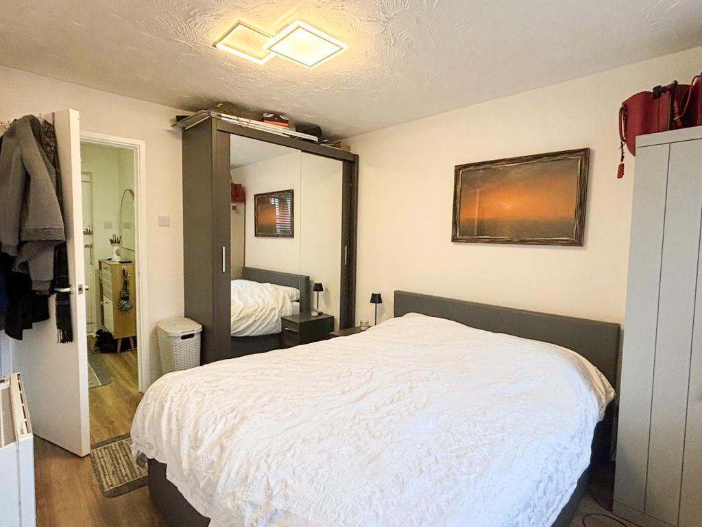 Flat Woodvale Way in Greater London