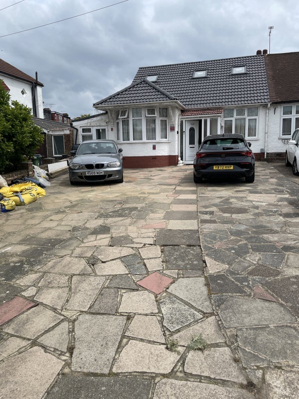 House Brindwood Road in Greater London
