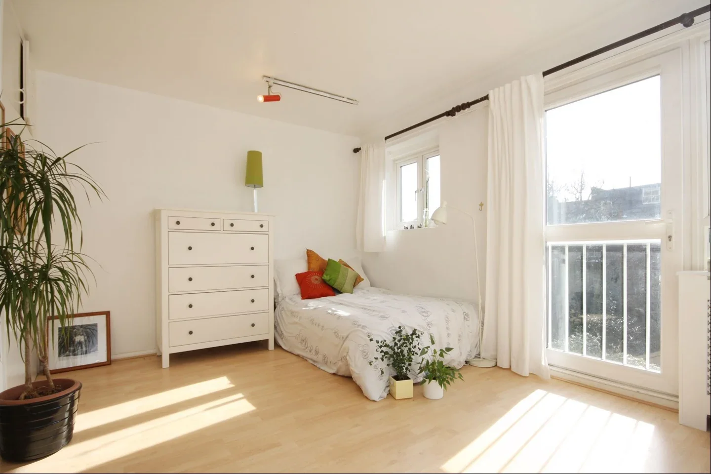 Flat Rockley Court in Greater London