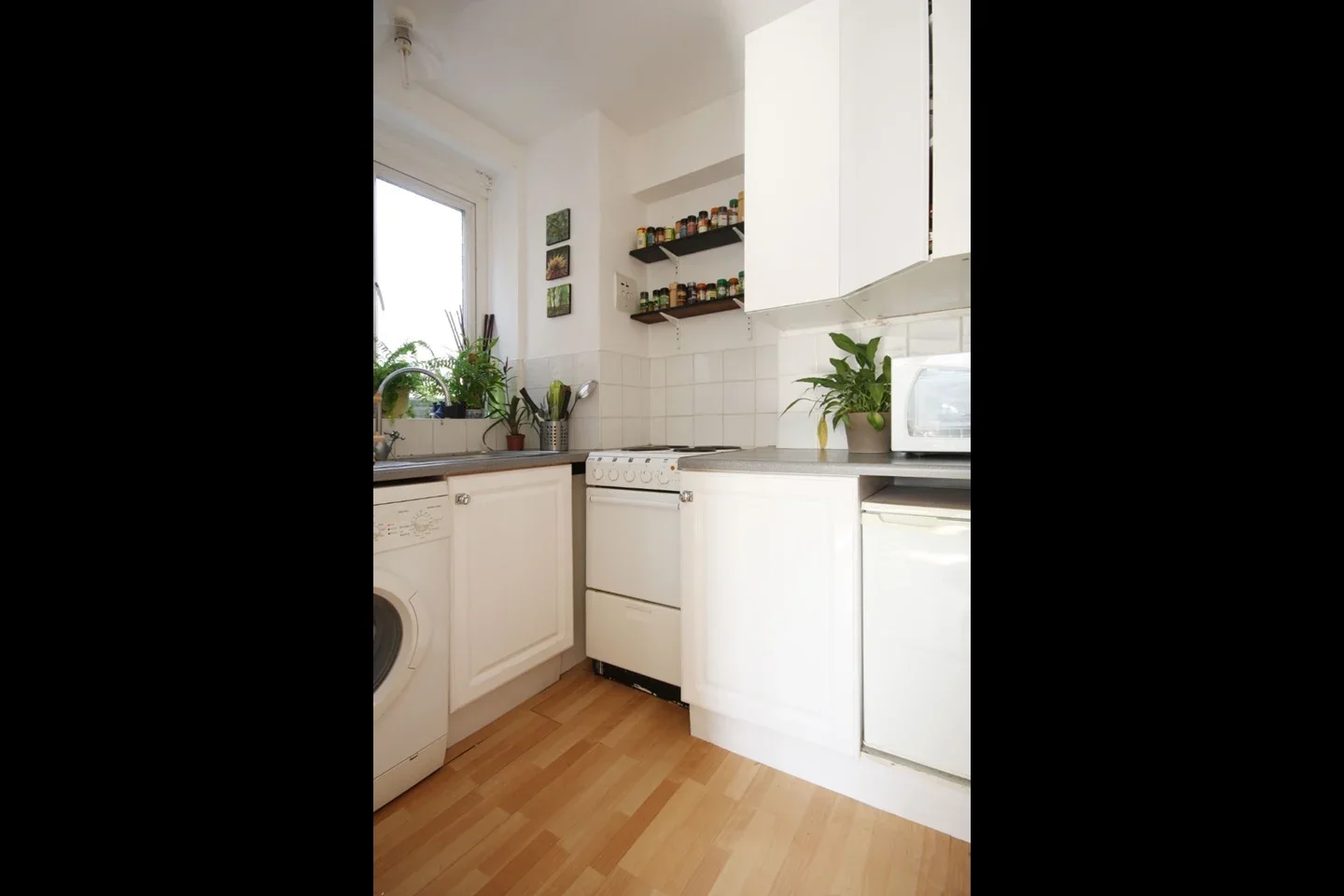 Flat Rockley Court in Greater London