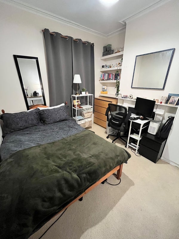 Room Buckmaster Road in Greater London