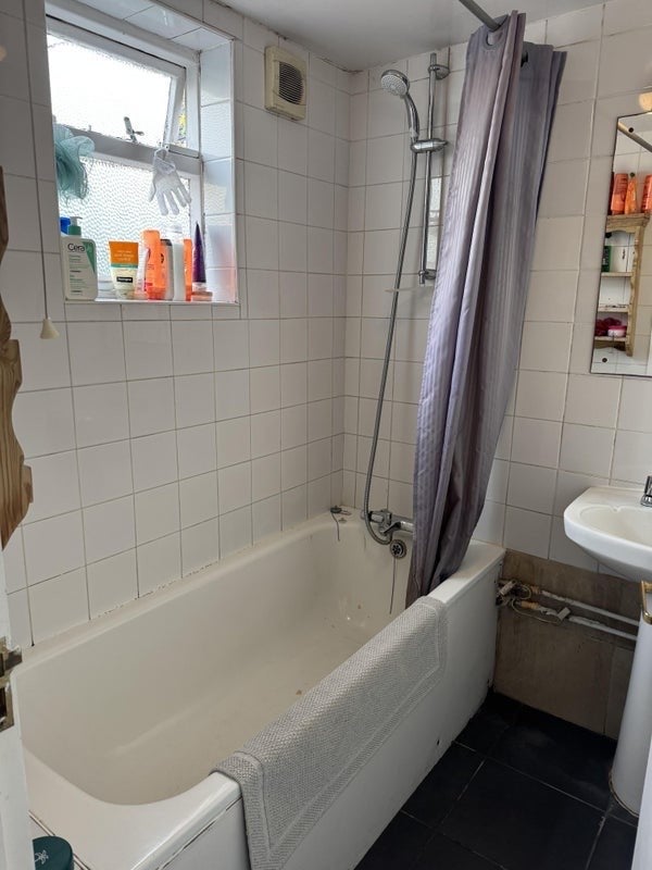 Room Buckmaster Road in Greater London