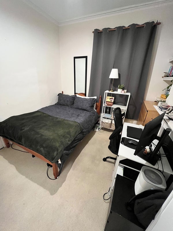 Room Buckmaster Road in Greater London