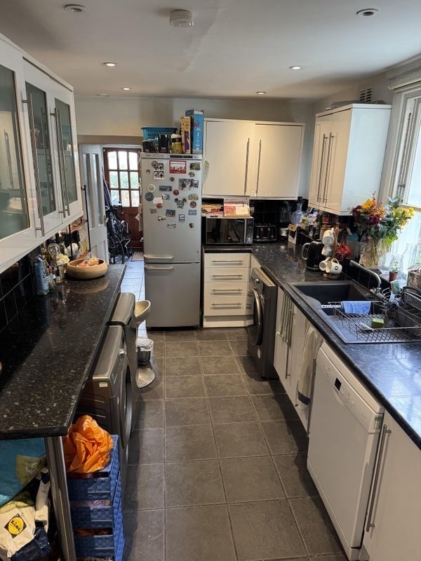 Room Buckmaster Road in Greater London