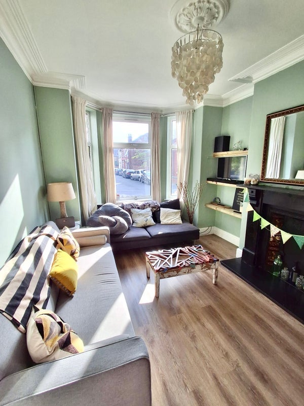 Room Hall Avenue in Manchester