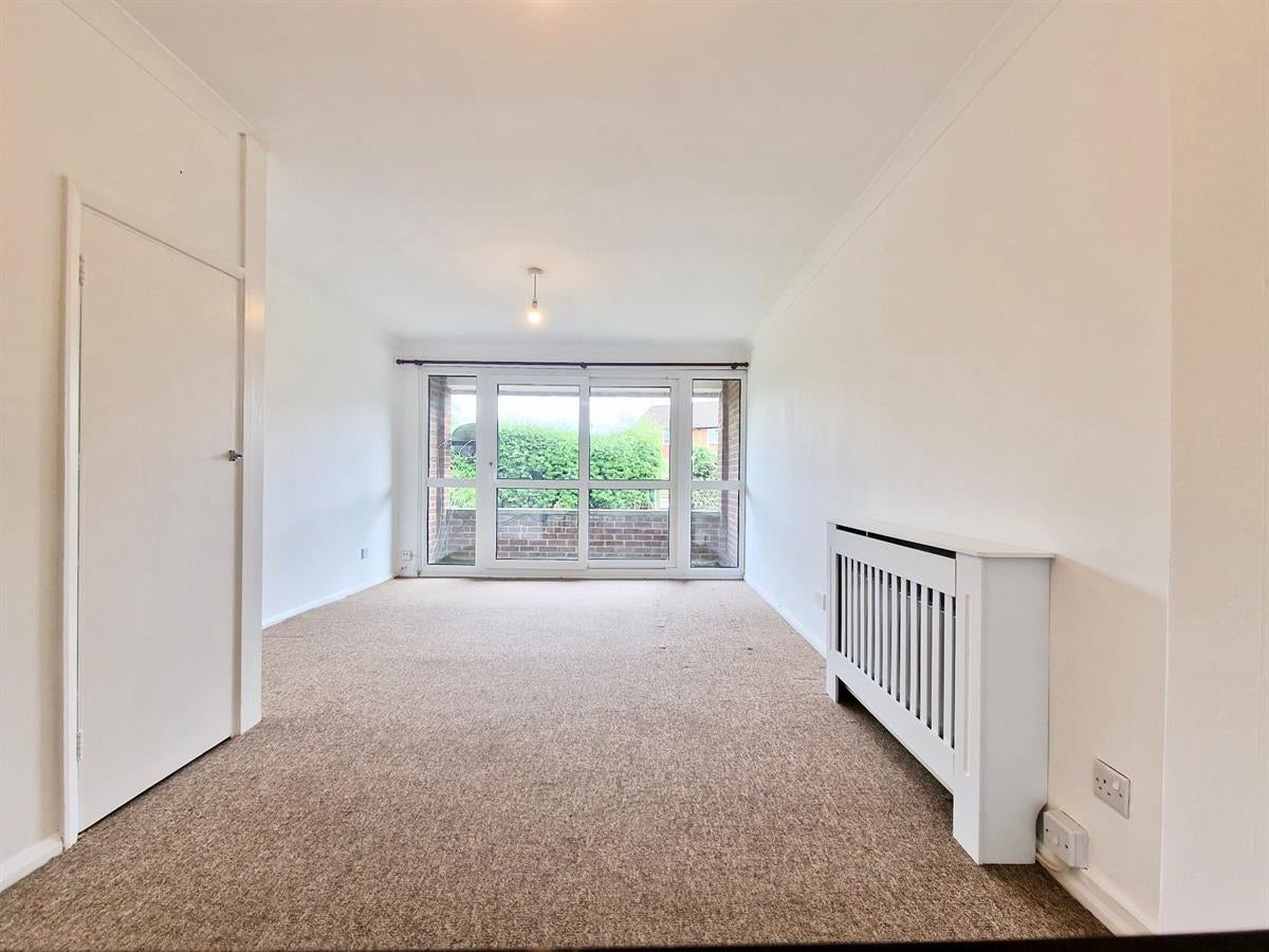 Flat Weydon Lane in Waverley