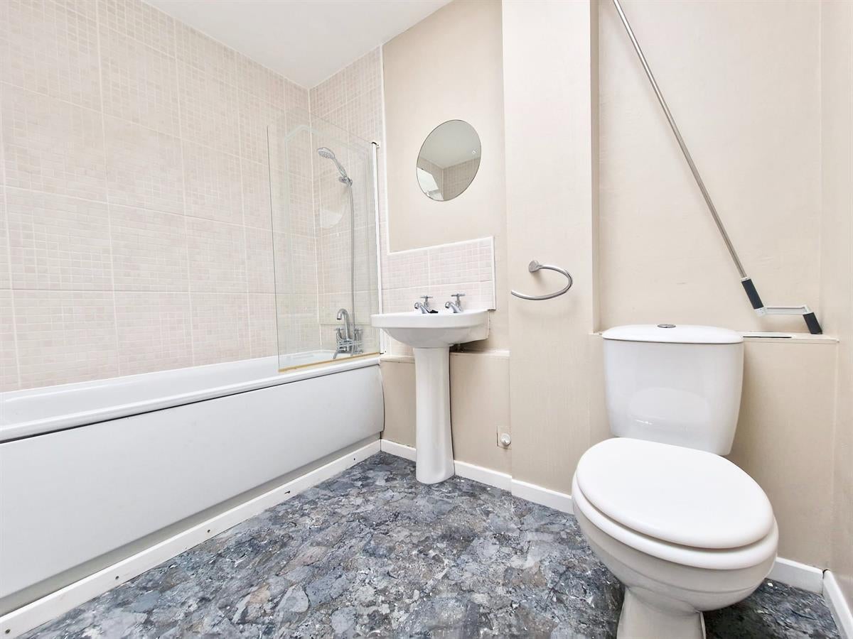 Flat Weydon Lane in Waverley