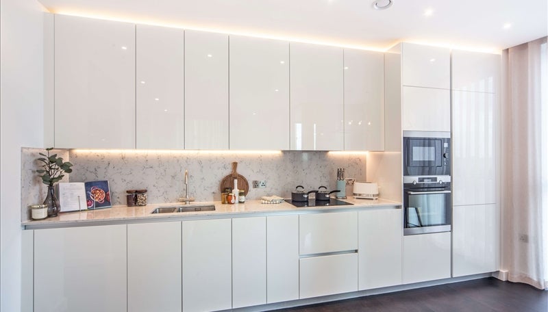 Flat Ponton Road in Greater London