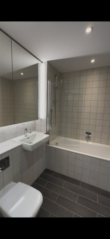 Room Olympic Way in Greater London