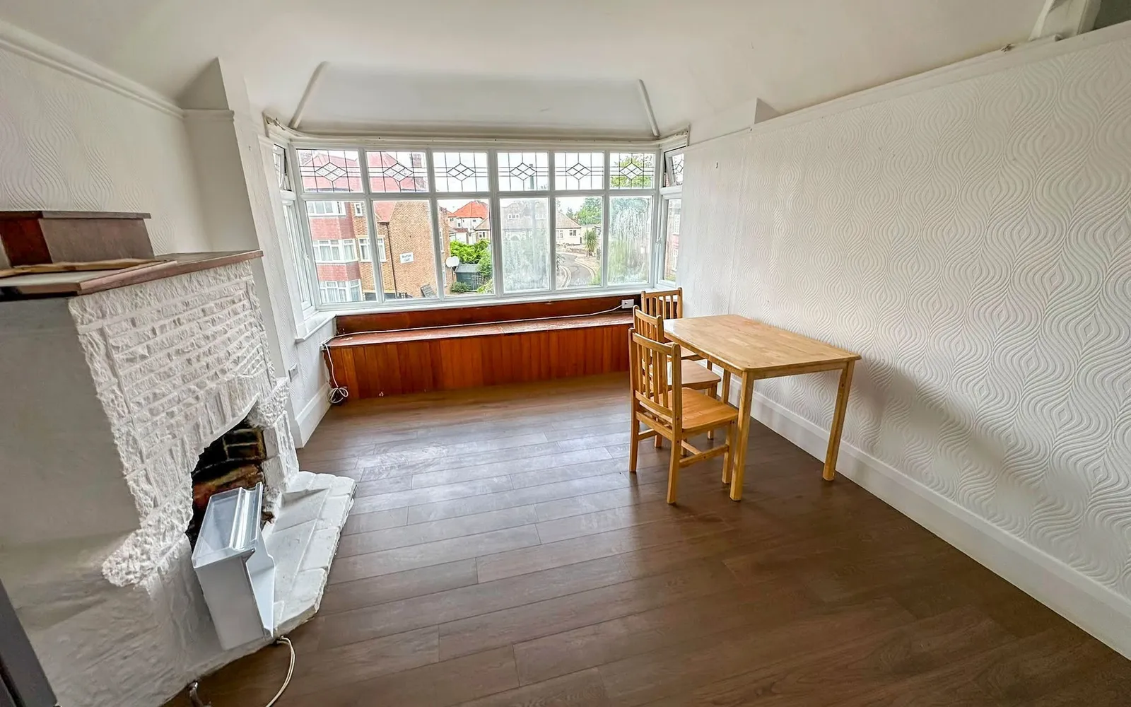 Flat Highfield Avenue in Greater London