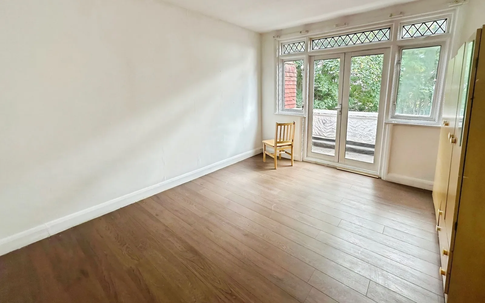 Flat Highfield Avenue in Greater London