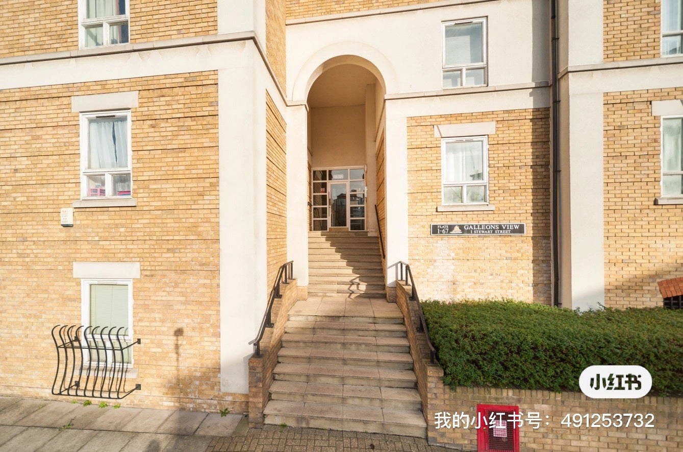 Flat Stewart Street in Greater London