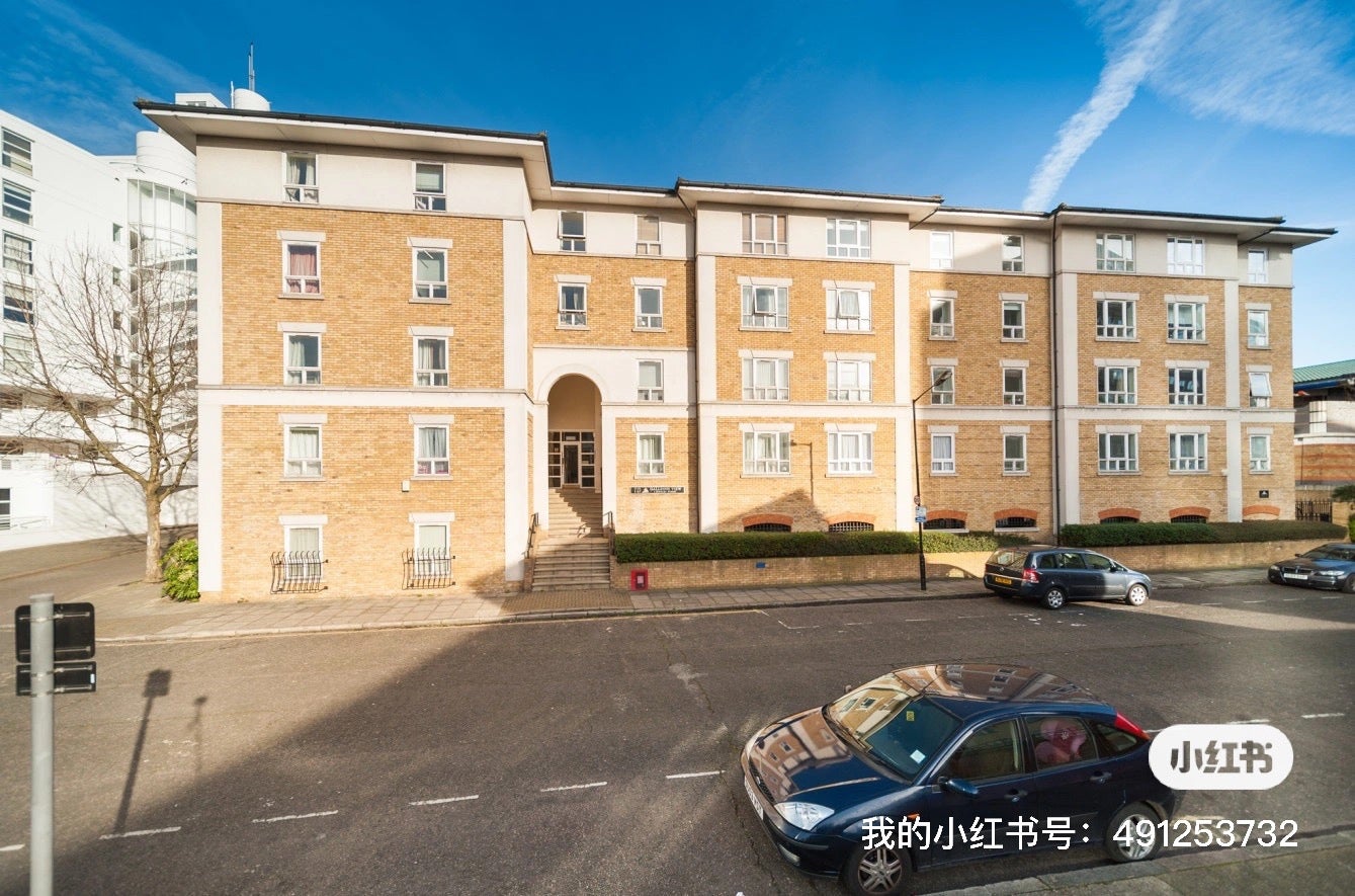 Flat Stewart Street in Greater London