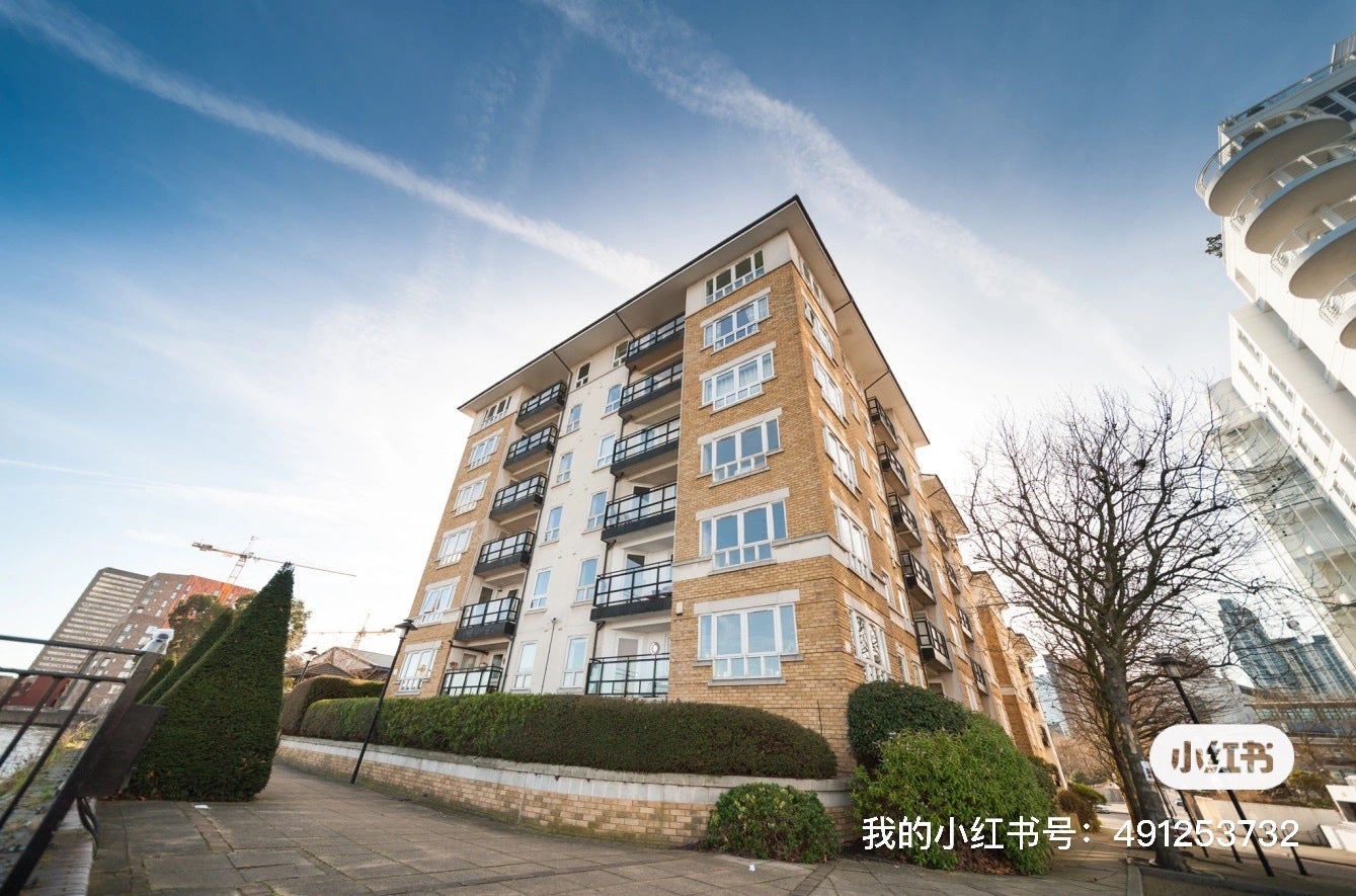 Flat Stewart Street in Greater London