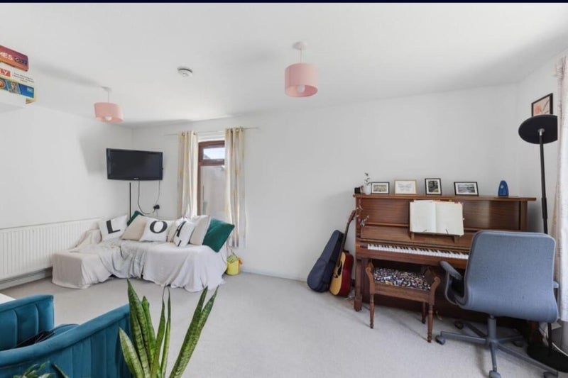 Room Meg Thatchers Green in Bristol