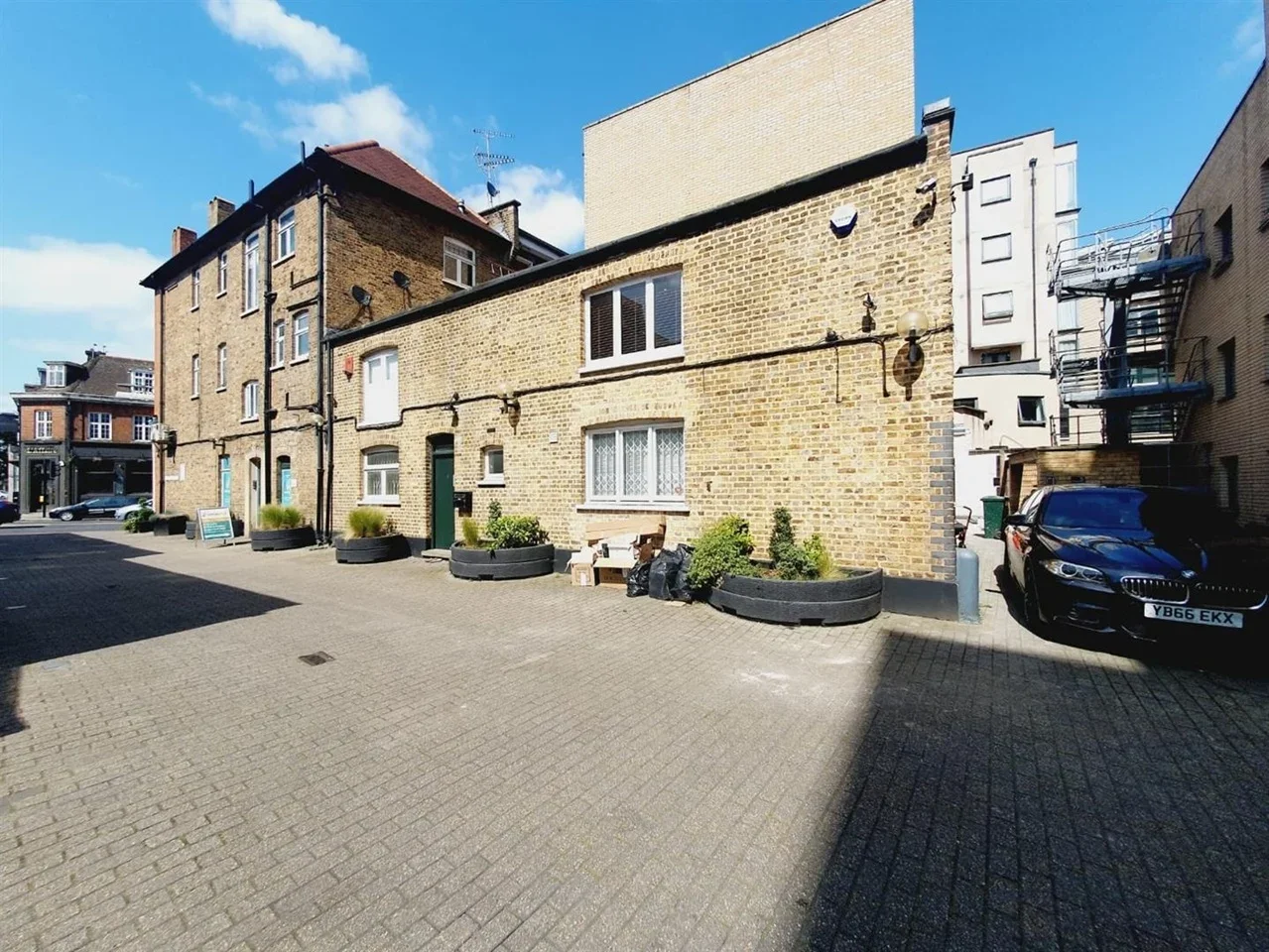 Flat Wandsworth High Street in Greater London