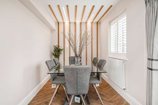 Flat Thames Close in Greater London