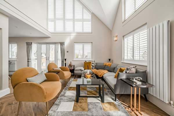 Flat Thames Close in Greater London