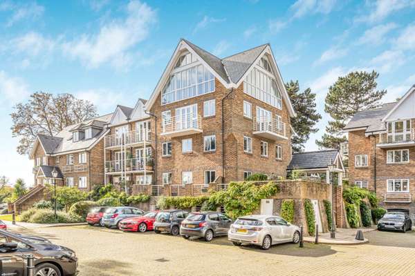Flat Thames Close in Greater London