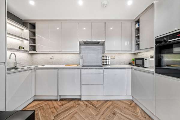 Flat Thames Close in Greater London