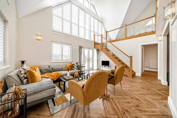 Flat Thames Close in Greater London