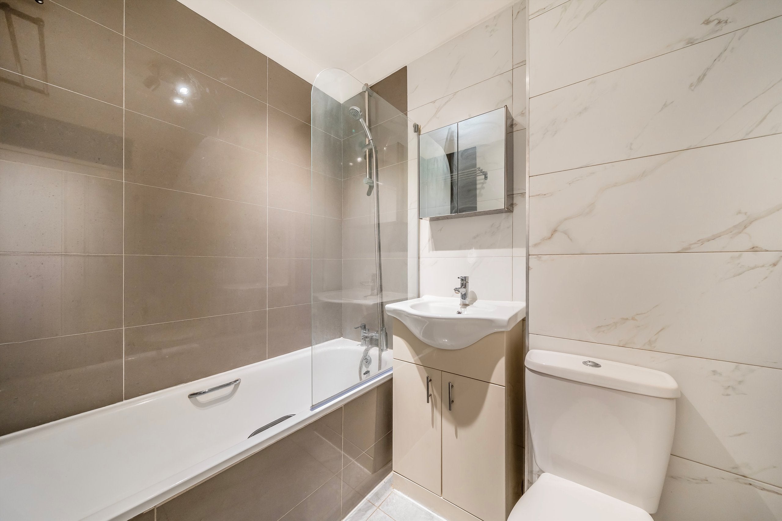 Flat Queensdale Crescent in Greater London