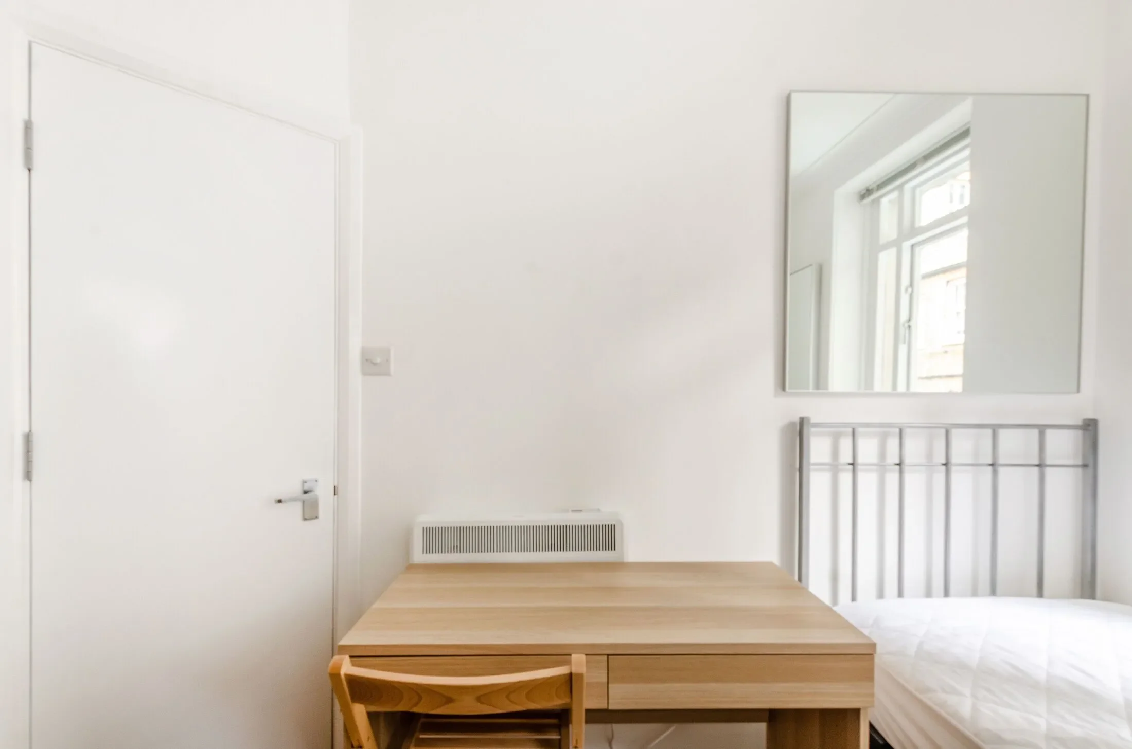 Flat Kensington Court in Greater London