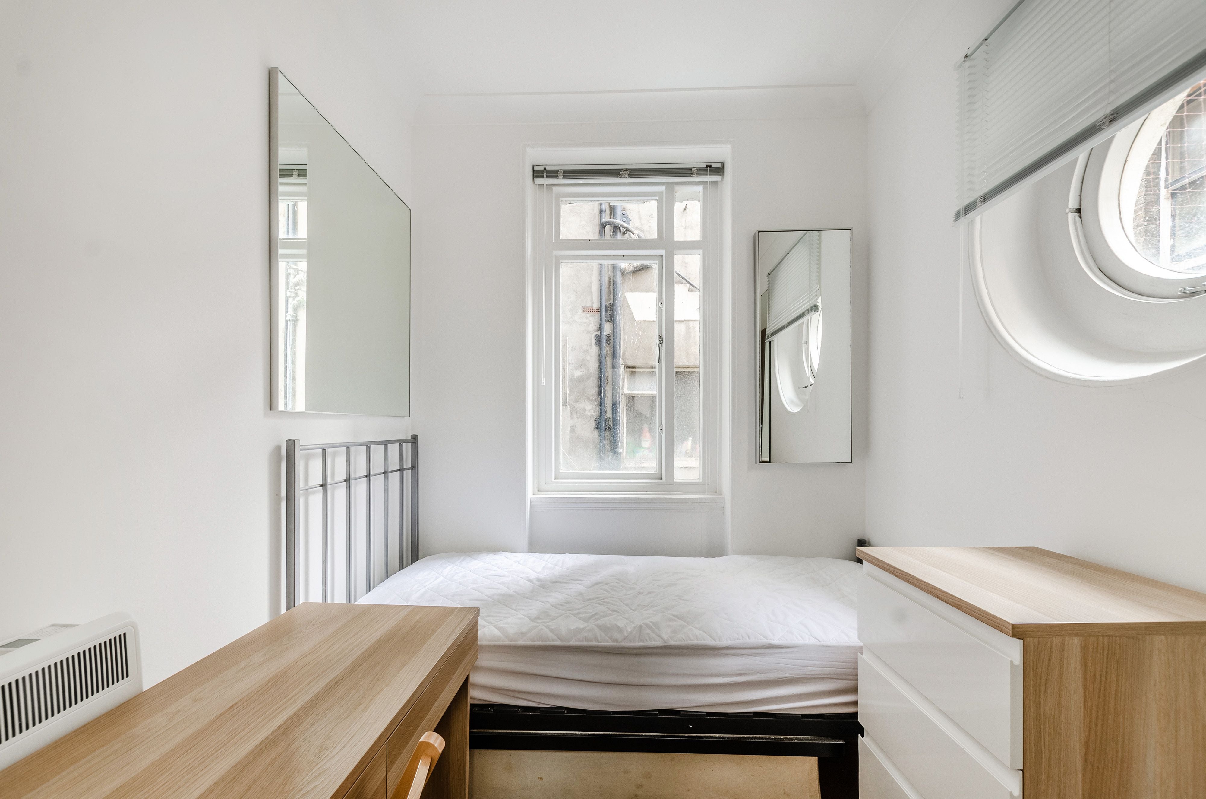 Flat Kensington Court in Greater London