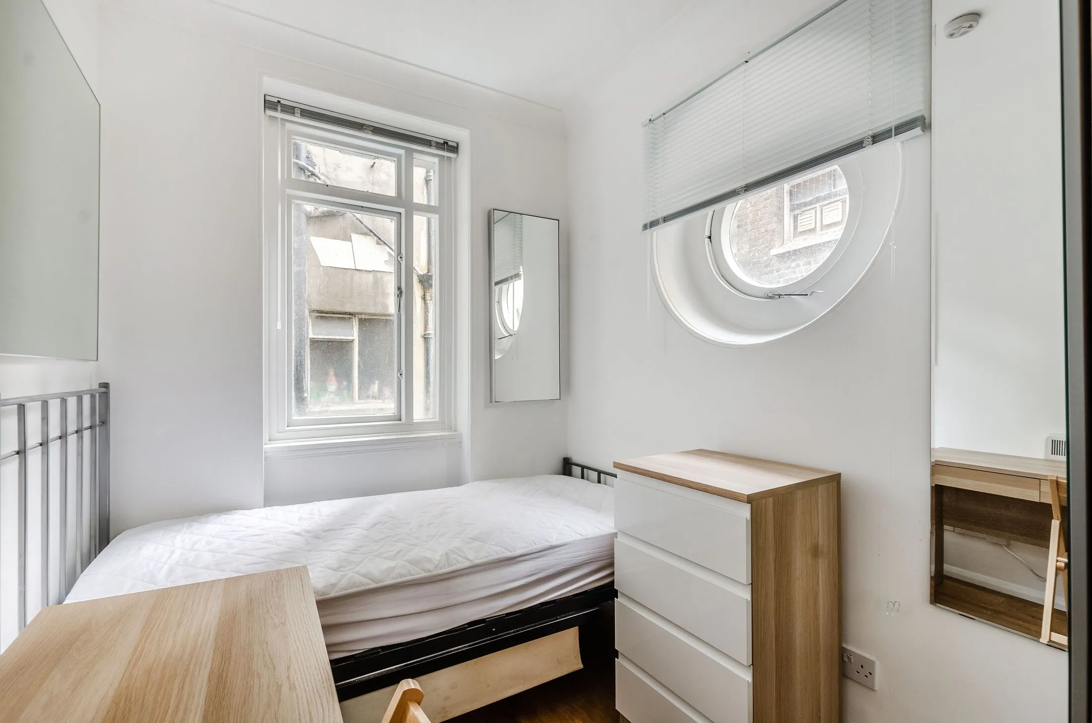 Flat Kensington Court in Greater London