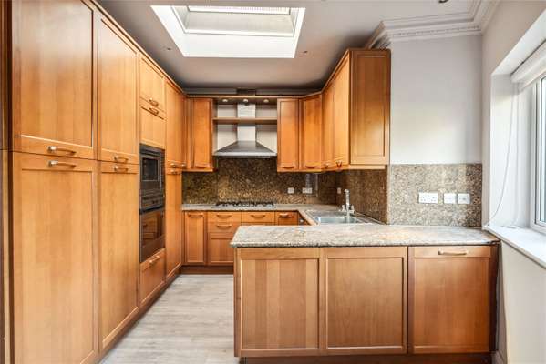 Flat Fitzjohn's Avenue in Greater London