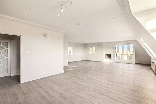 Flat Fitzjohn's Avenue in Greater London
