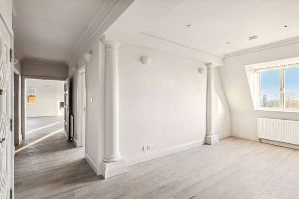 Flat Fitzjohn's Avenue in Greater London