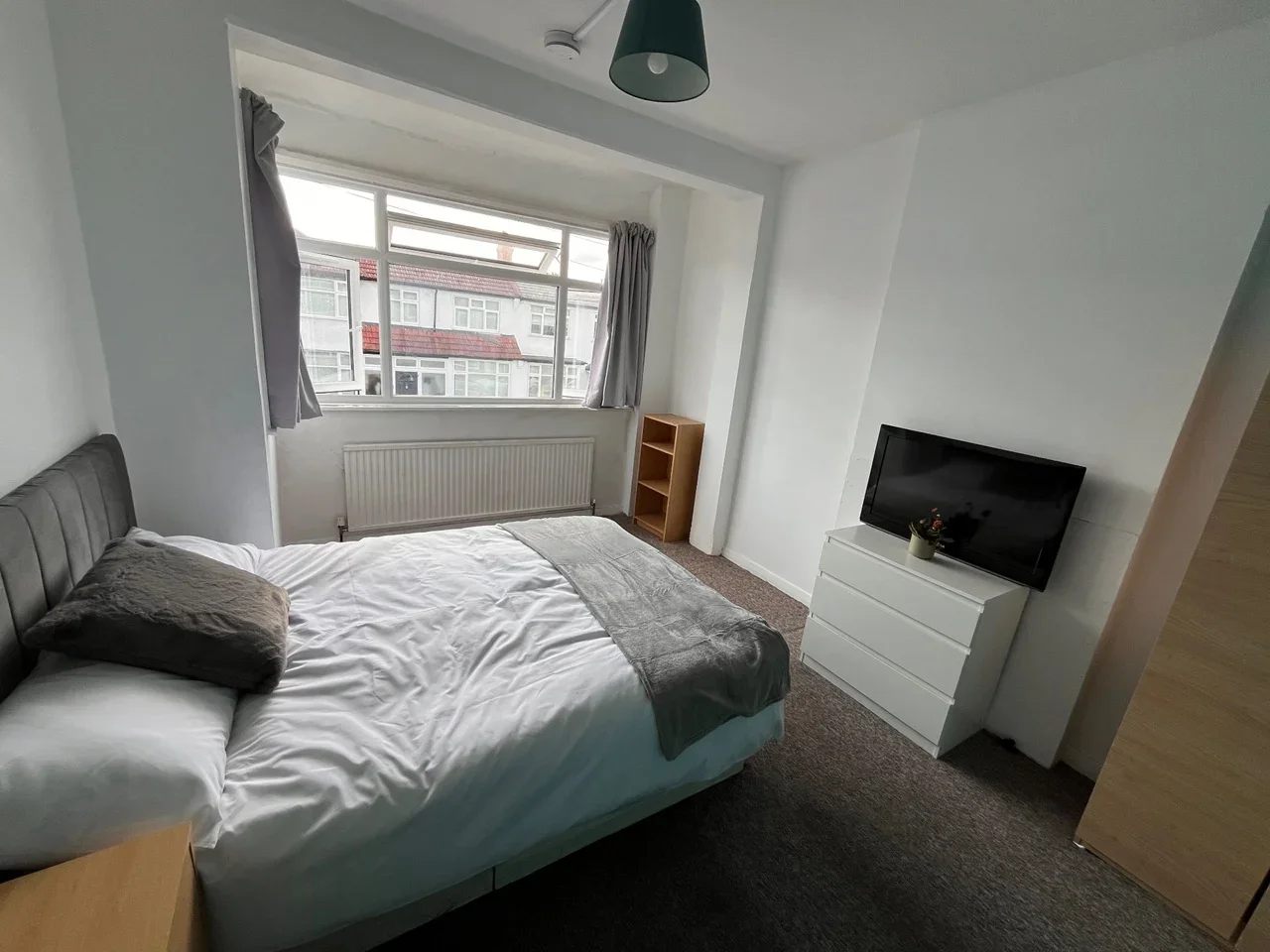 Room Woodmansterne Road in Greater London