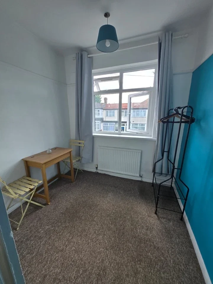 Room Woodmansterne Road in Greater London