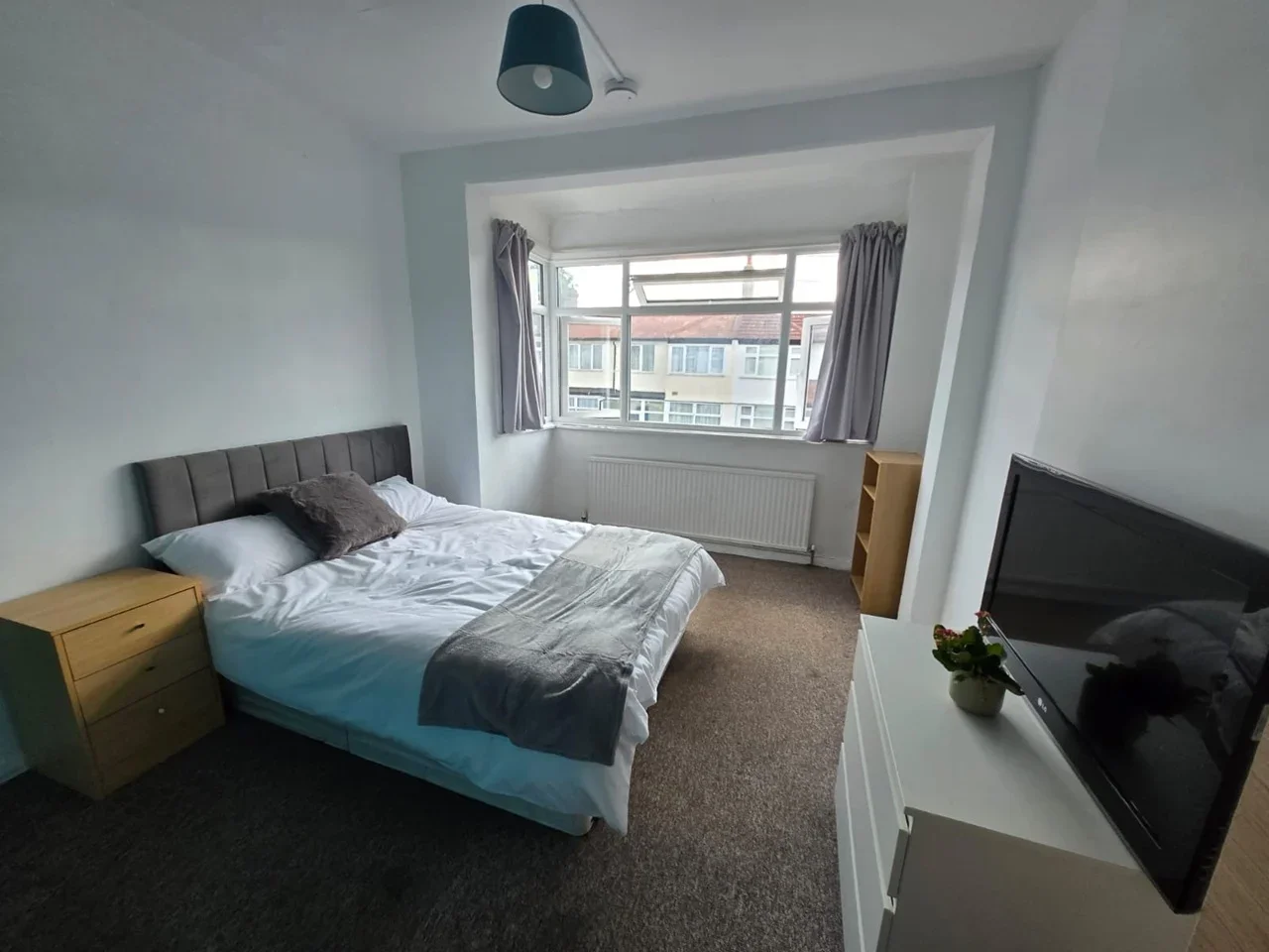 Room Woodmansterne Road in Greater London