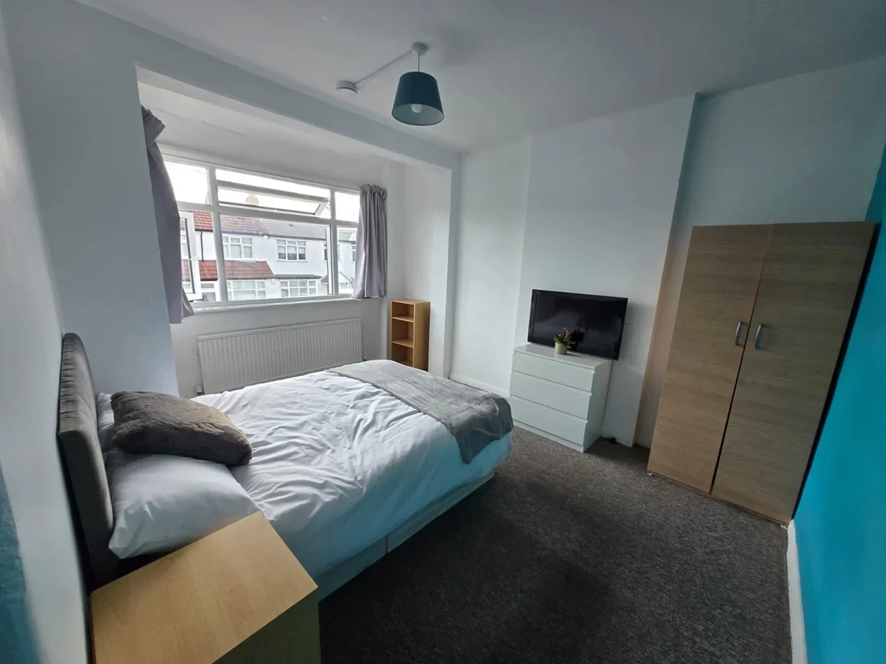 Room Woodmansterne Road in Greater London