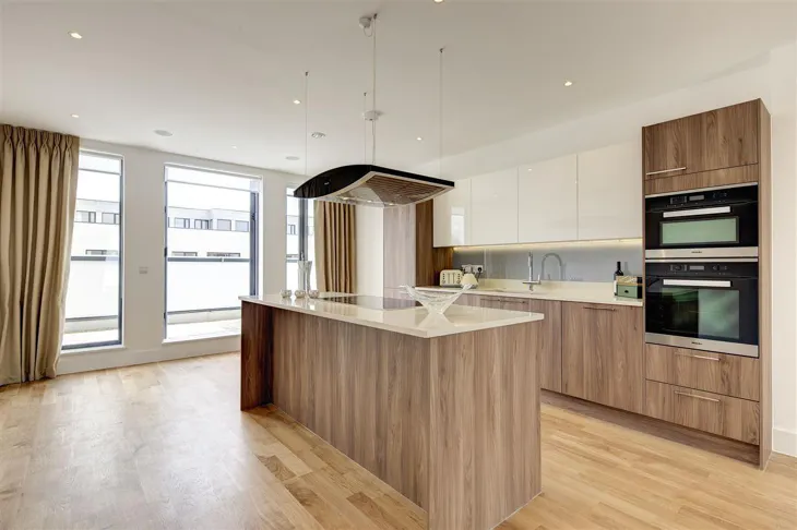 Flat Llanvanor Road in Greater London