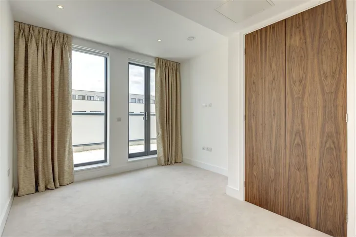 Flat Llanvanor Road in Greater London