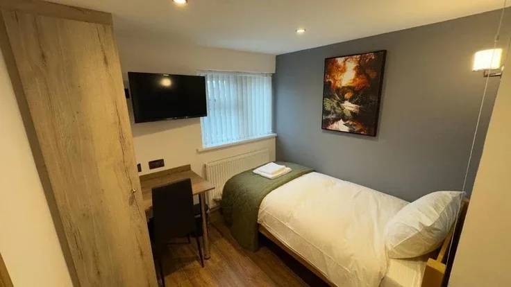 Room Longford Road in Coventry