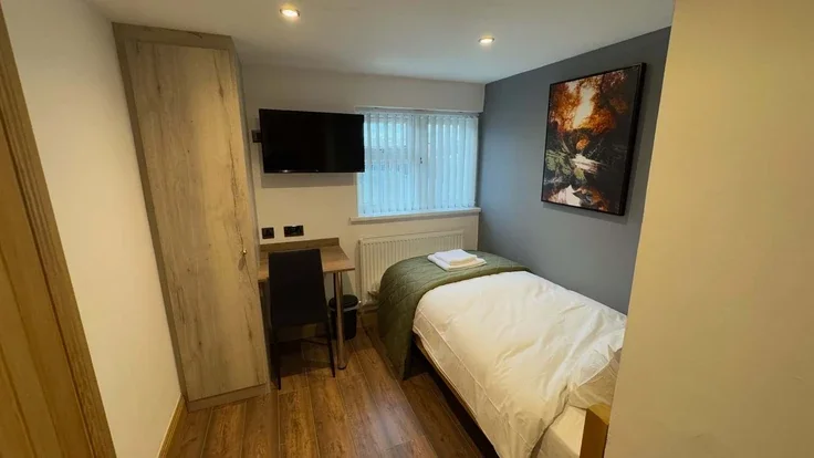 Room Longford Road in Coventry
