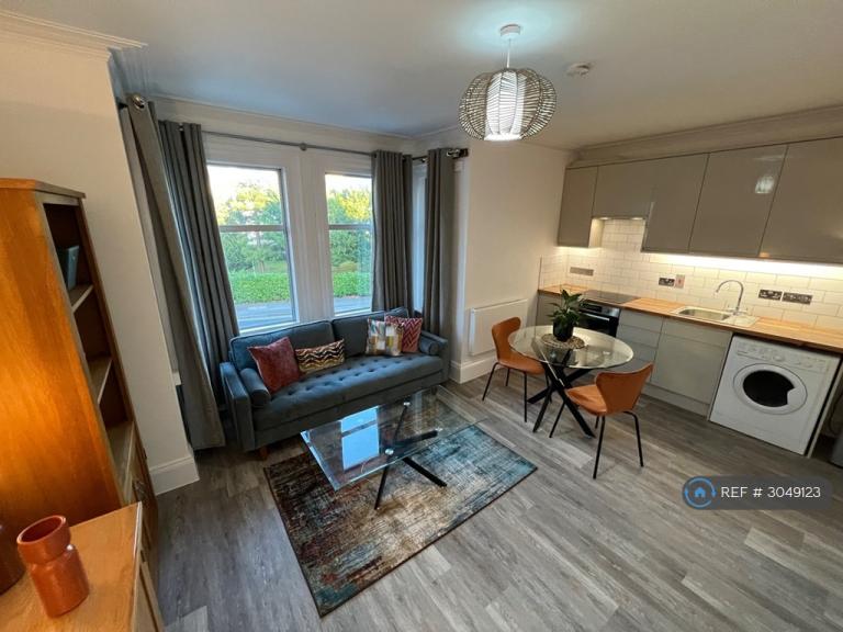 Flat Basingstoke Road in Reading