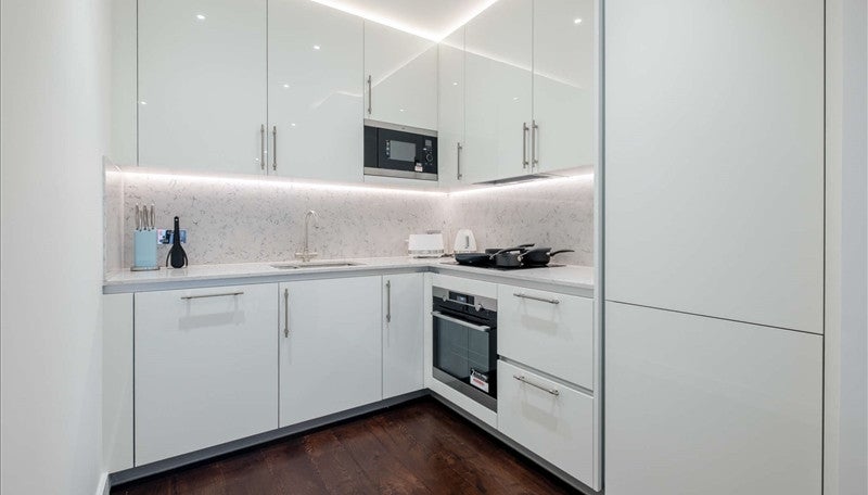 Flat Ponton Road in Greater London